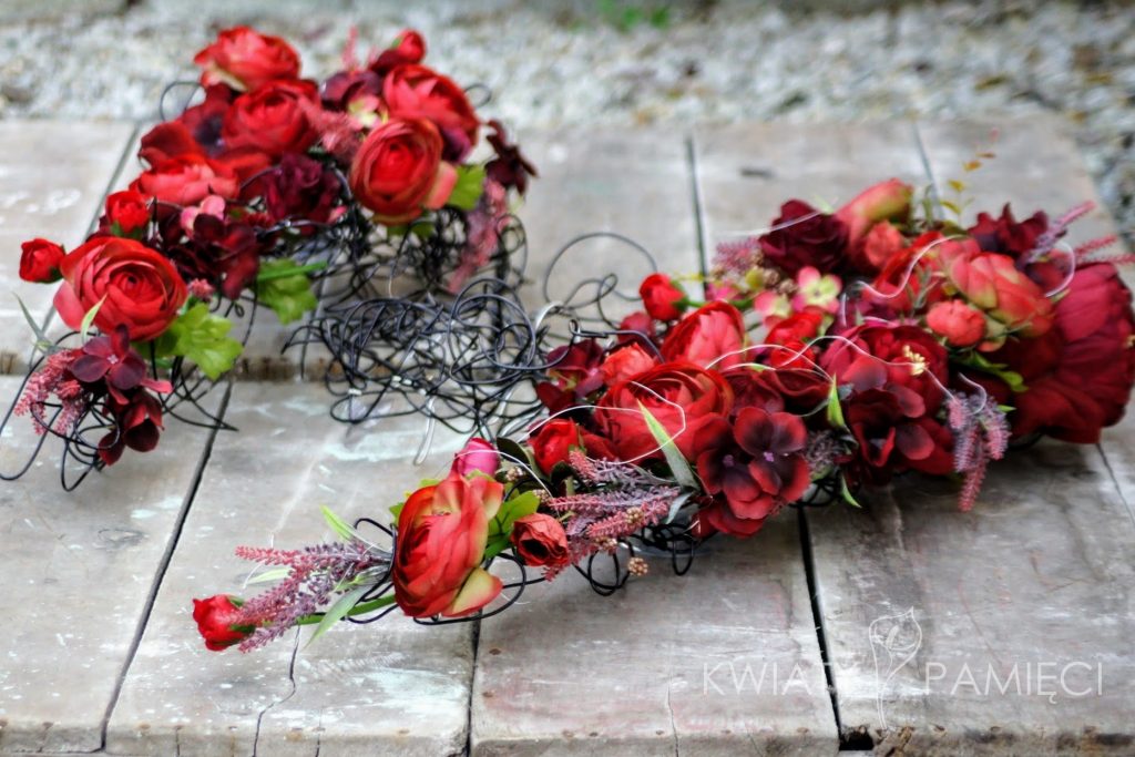 Kompozycja na grób z kwiatów sztucznych